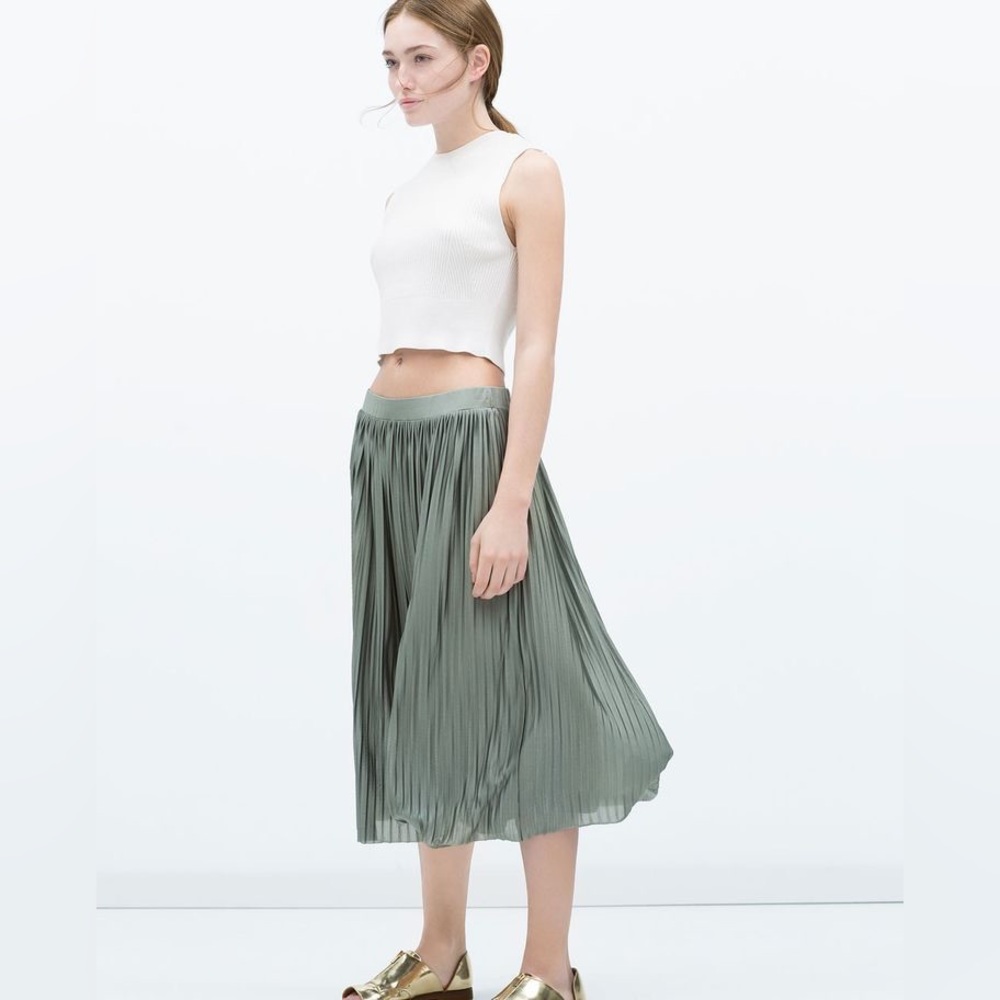 Zara Trafaluc green pleated skirt
